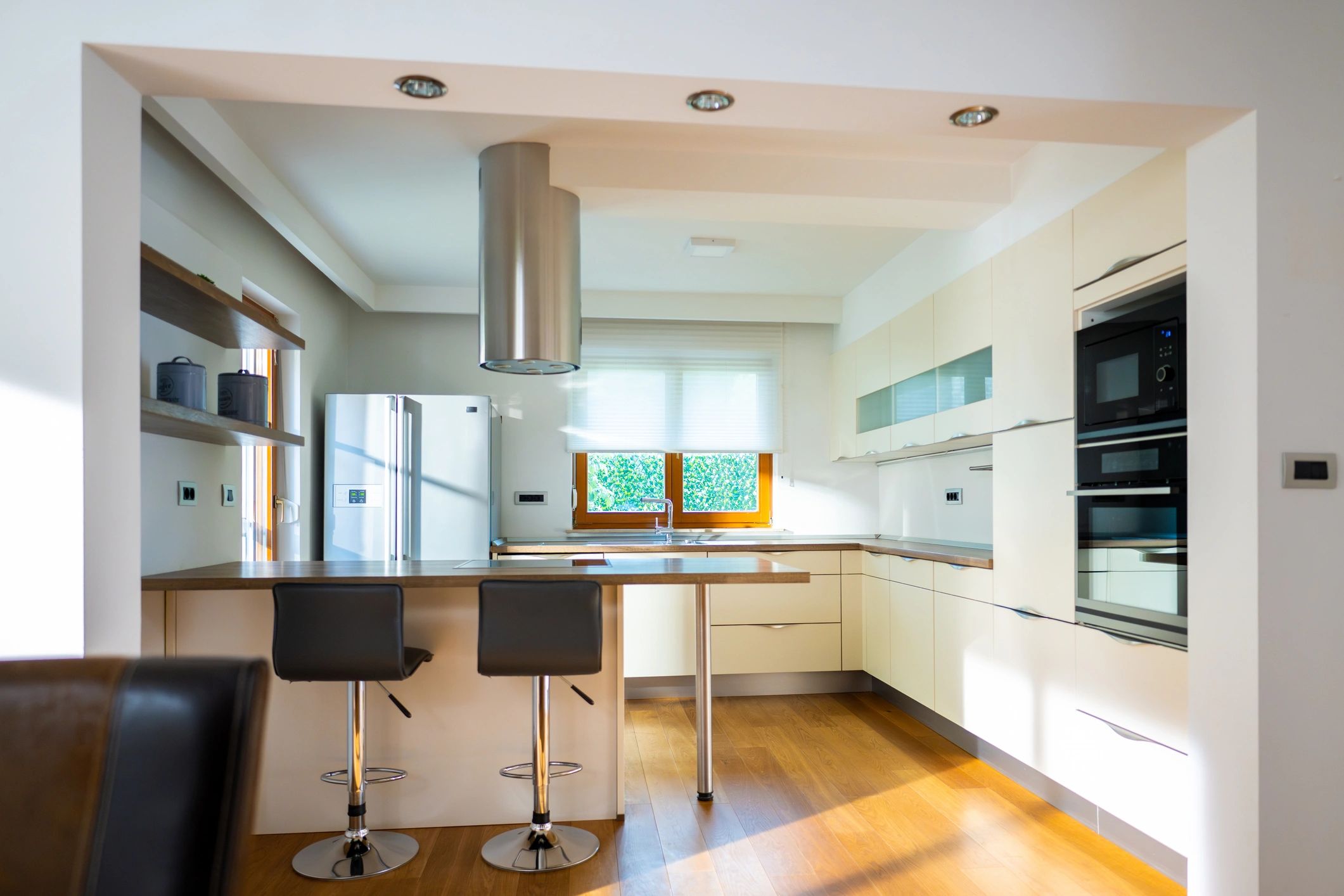 Cocina moderna preparada para instalación de refrigerador