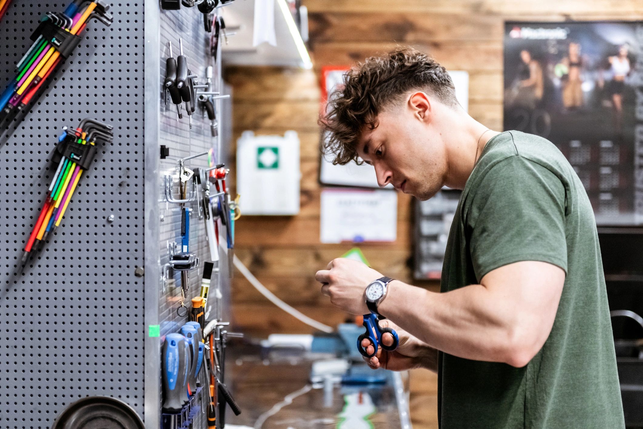 Técnico realizando reparación de electrodoméstico