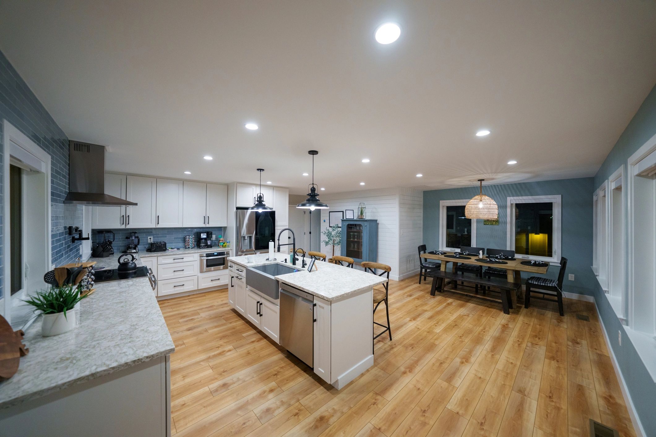 Cocina residencial con electrodomésticos modernos
