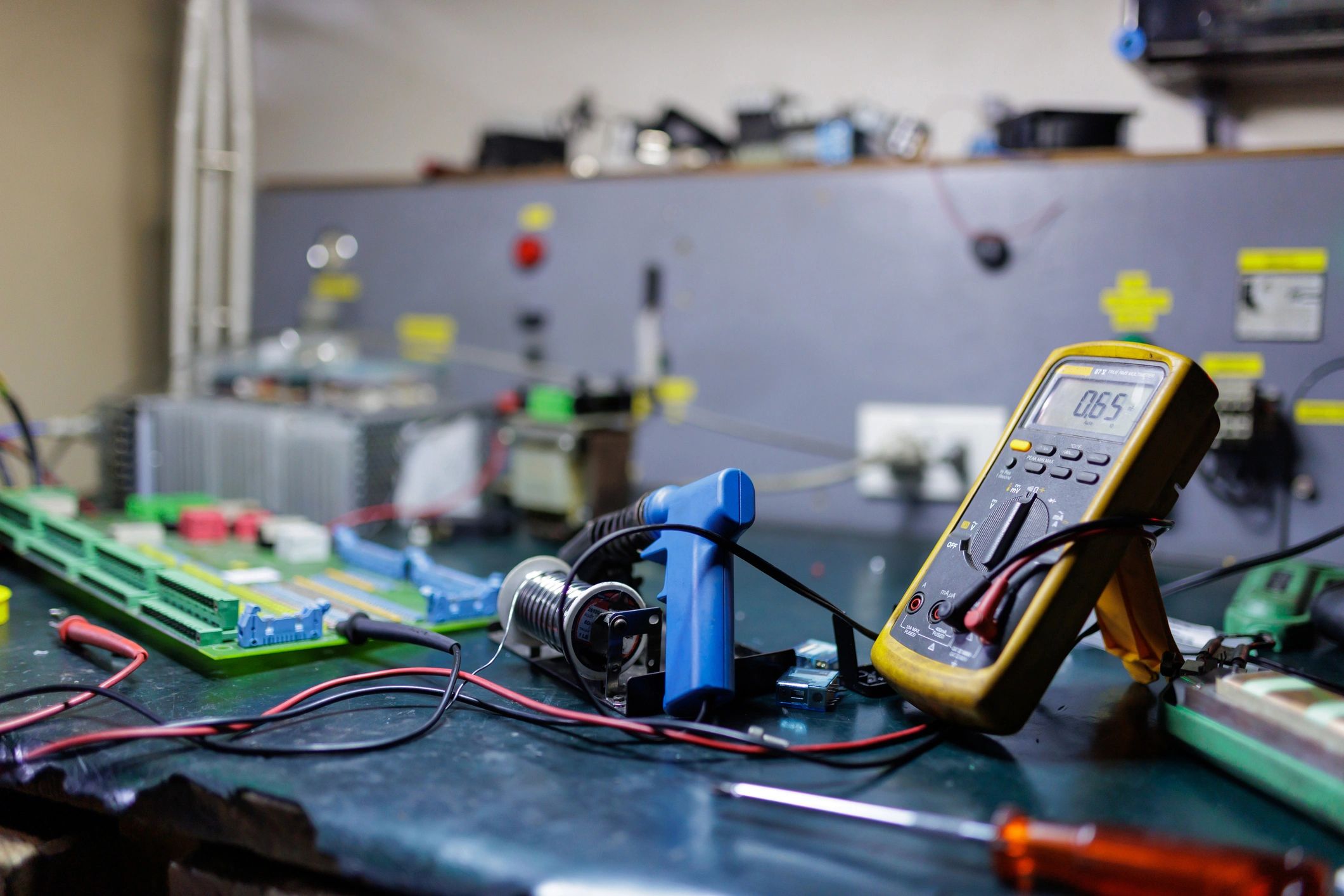 Área técnica de trabajo para diagnóstico y reparación de electrodomésticos
