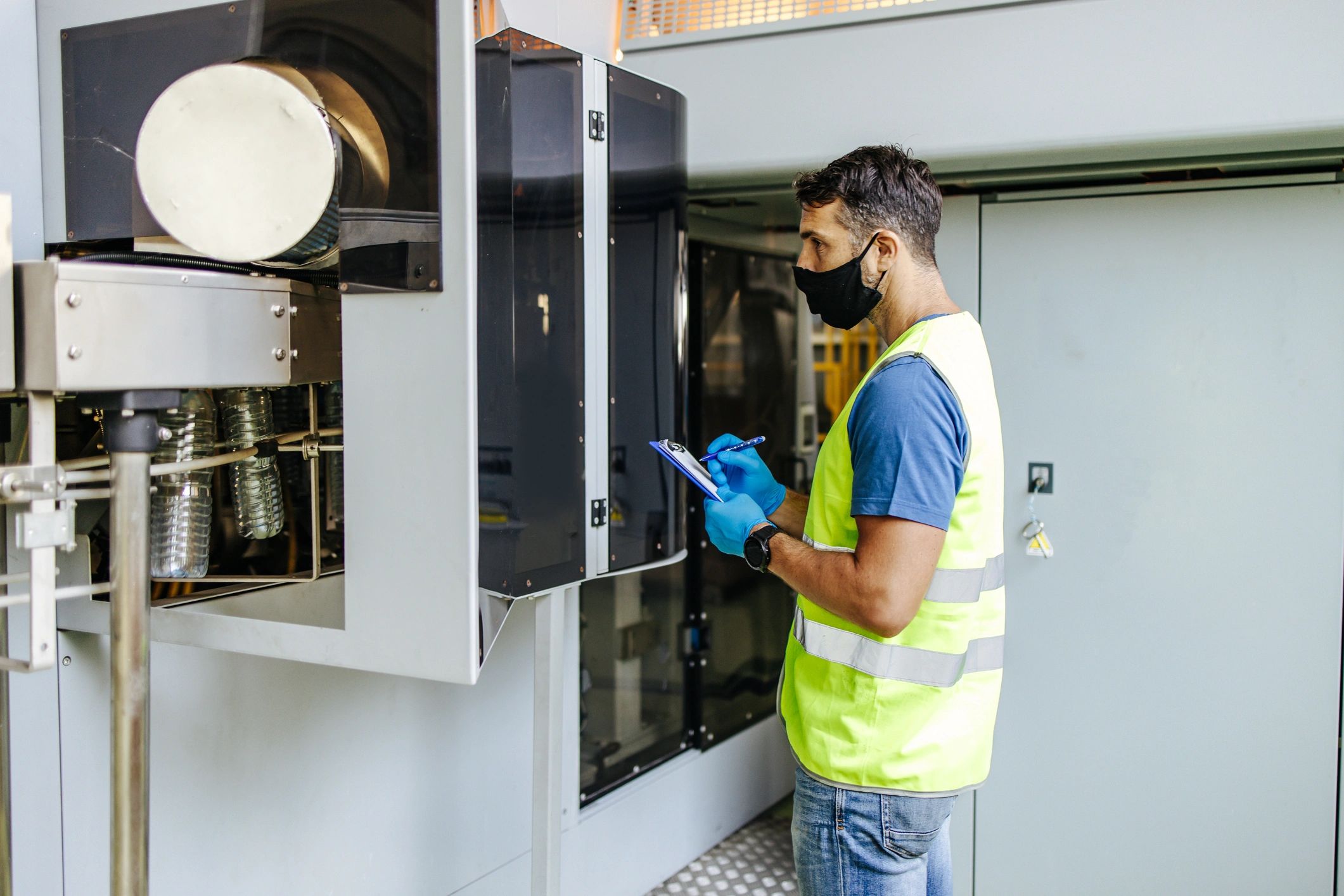 Técnico realizando diagnóstico preventivo en equipo